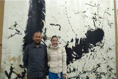 Ms. Susanna Yang with established artist Qin Feng 