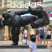 《功夫·送》，210×170×110cm，铜，2010 (11)